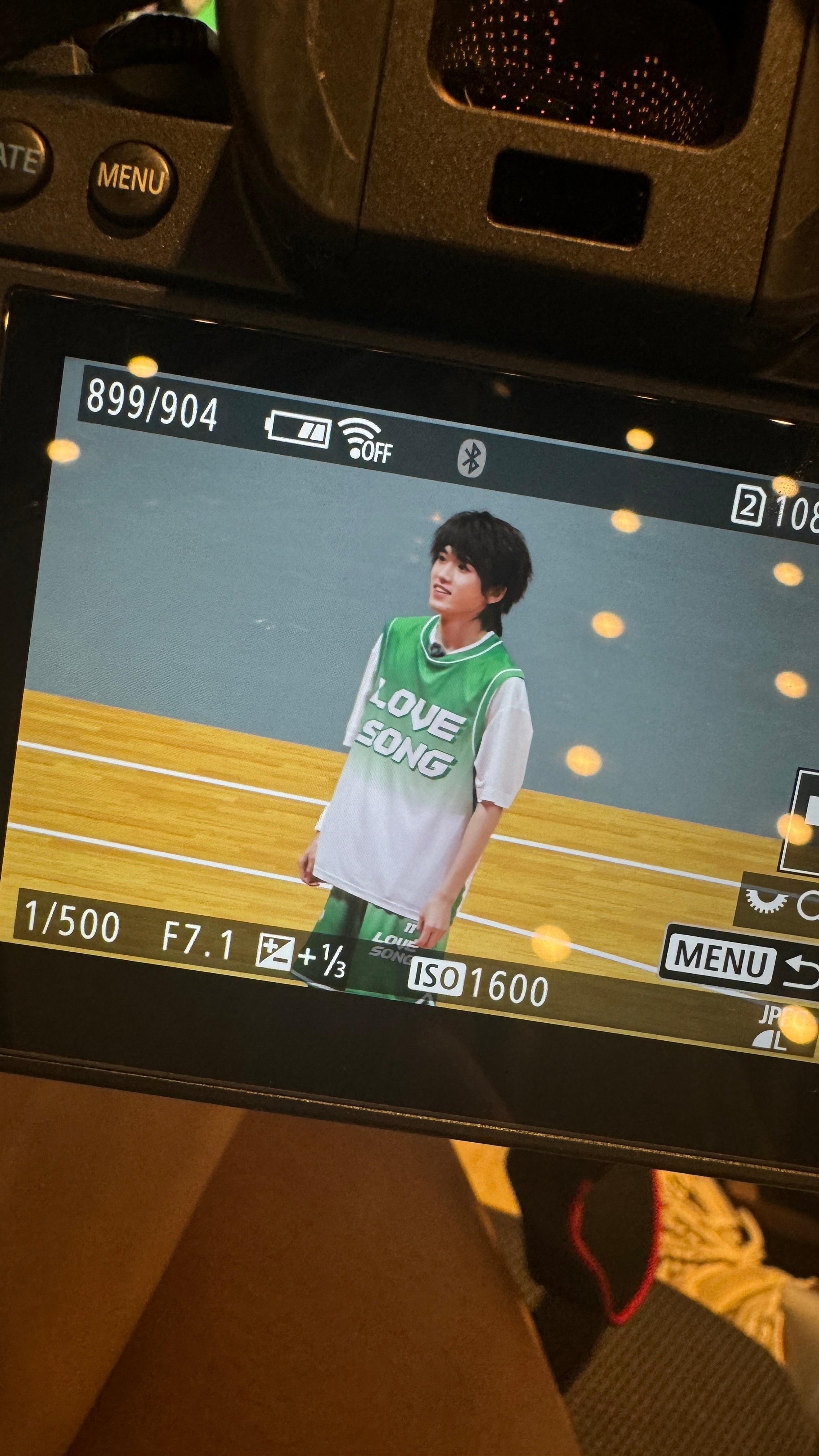 我去 他篮球服是love song 
