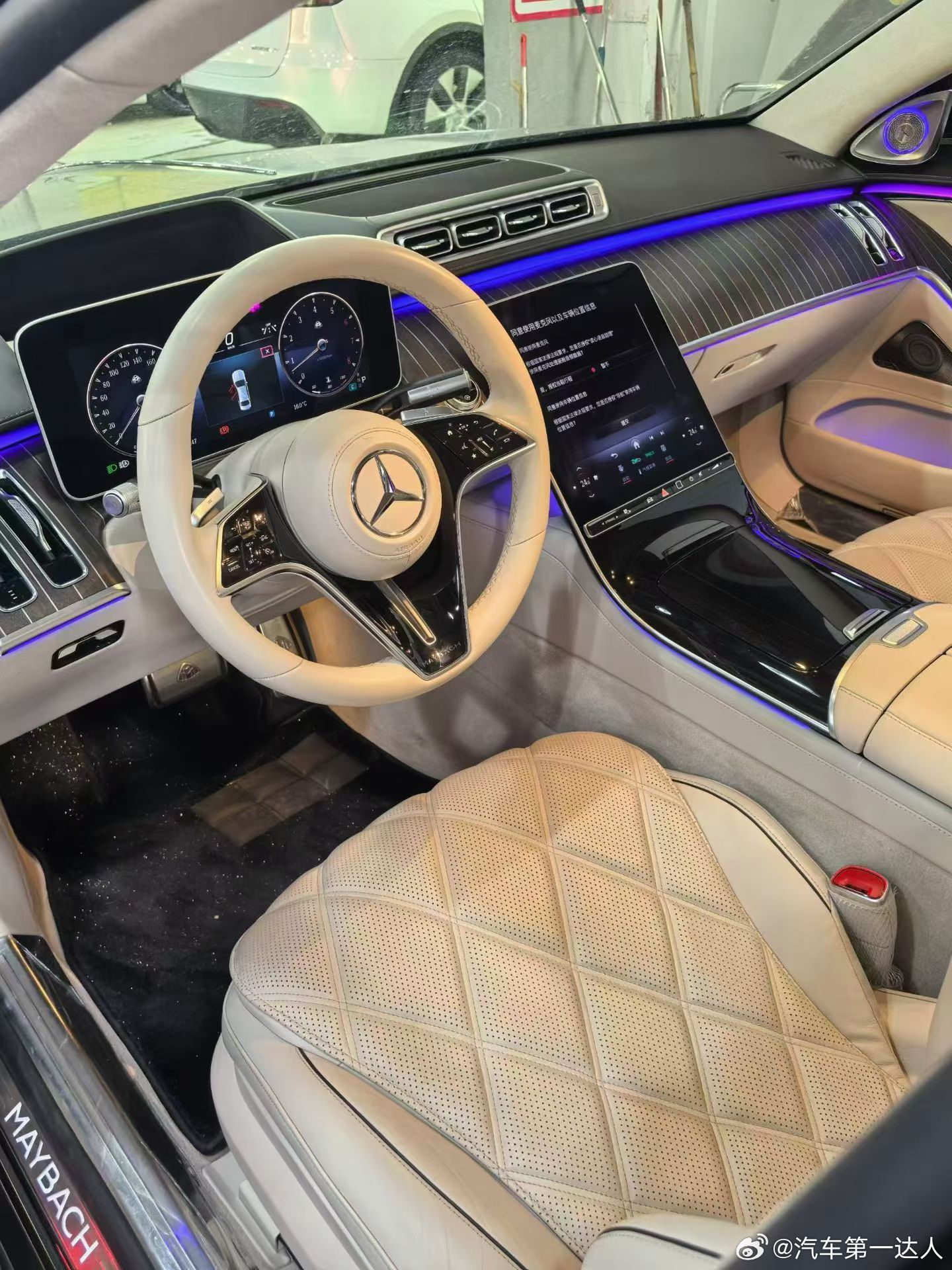 迈巴赫 S680，黑色贴灰膜，高定版配色、特殊配置 