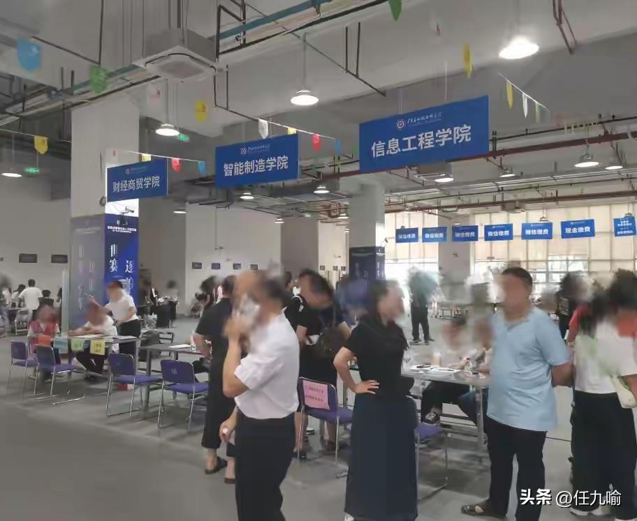 广东，一19岁男生去大学报到，但因为写字有点慢，父亲就礼貌地跟老师说明他有轻度自