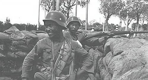 1944年7月12日，日军的子弹打中了哥哥彭中荣，穿左胸而过，打了个对穿孔。弟弟
