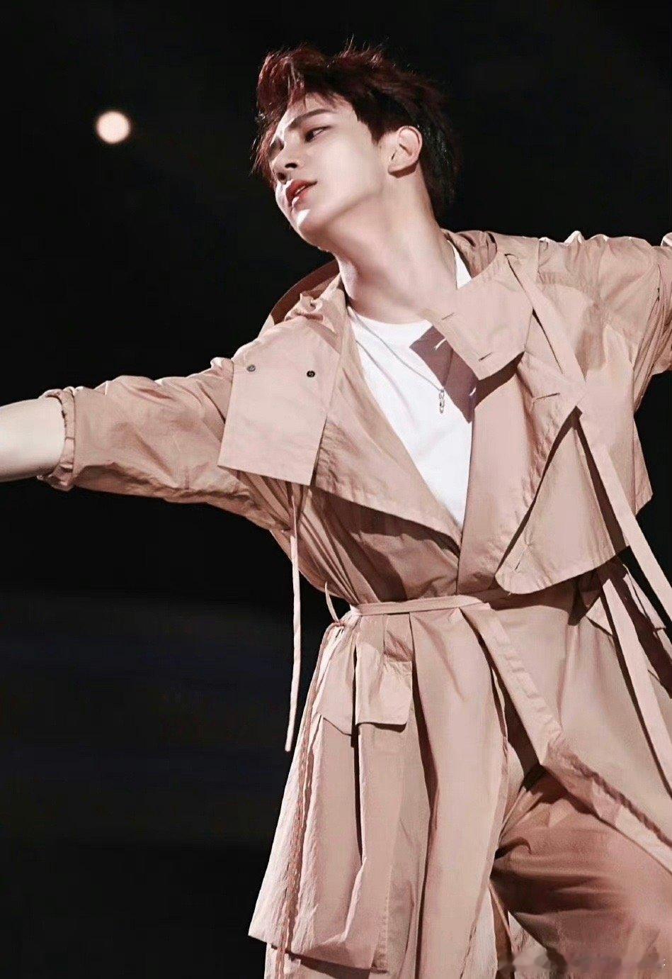 #少白夏之光舞担变武担#其实我觉得你什么样的场合都能够驾驭，也是让我们特别佩服的