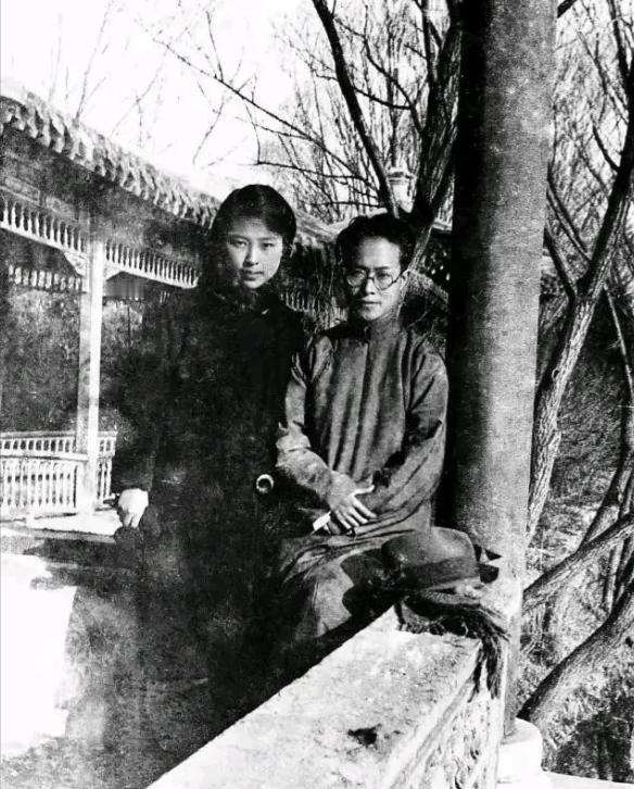 1949 年，沈从文喝下煤油割腕自杀，被救后想要拽住妻子张兆和的手，却被冷冷甩开