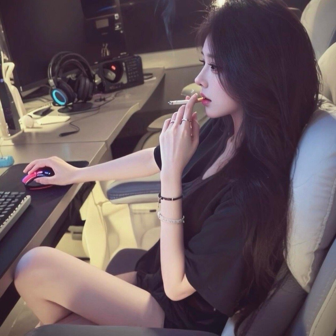 你就是有很多交集不清的女生啊 不然你怎么认识我的 ​​​