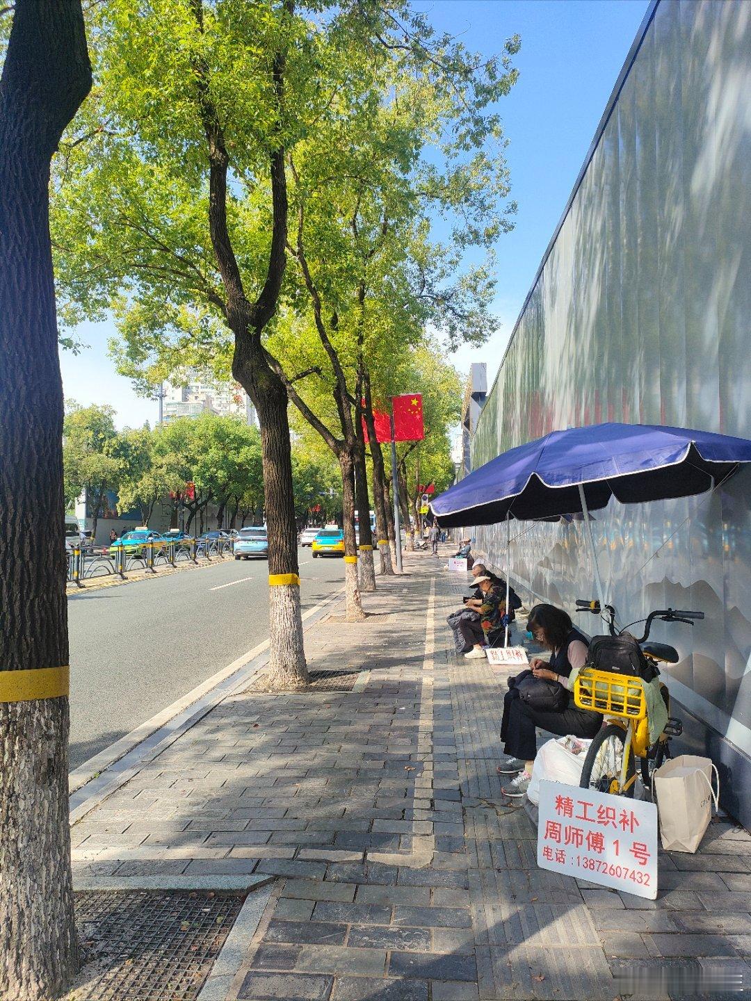 在宜昌市的江边漫步晒太阳/亭玉太阳追着我们影子里出现青蓝色影子吃掉了红橙黄只留下