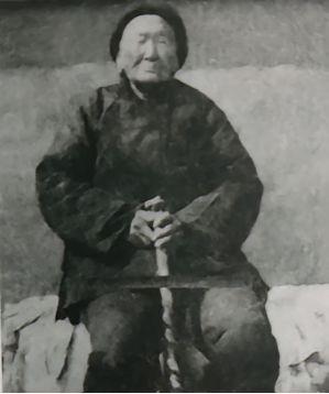 1941年，一位老妇人请汉奸侄子吃饭，突然压低声音问道：“侄儿，能不能给我弄30
