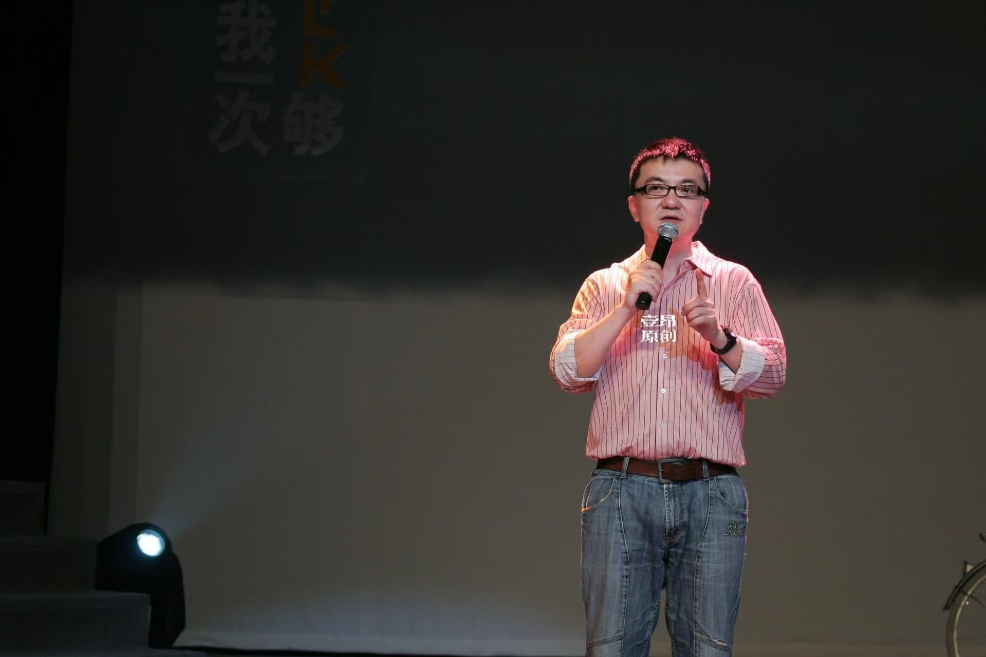 杨鸣董路被问足篮谁先反弹杨鸣董路足篮互呛 足篮谁先反弹？这问题问的，直接引爆现场