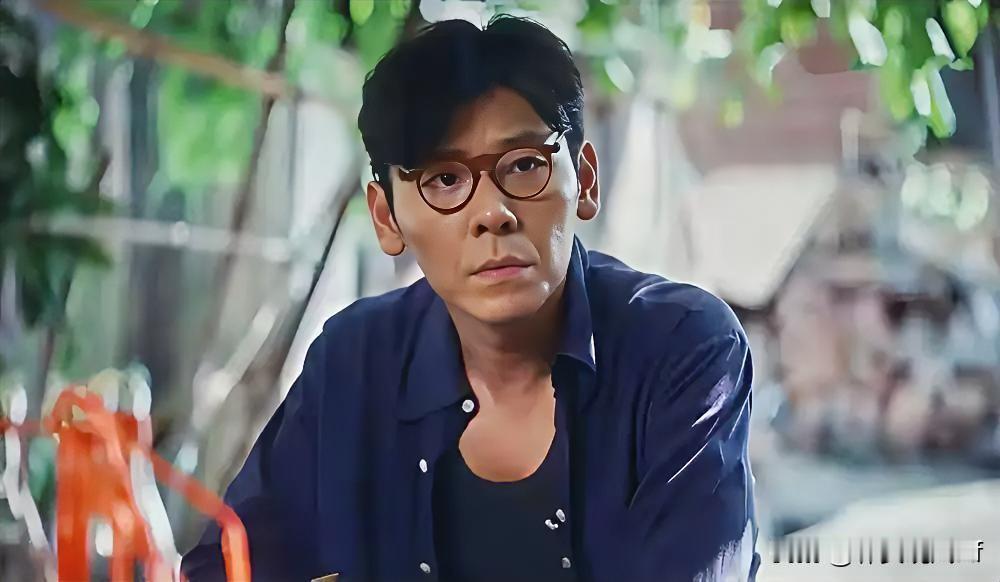 蒋奇明在《重器》里演余高远，这选角真让人一言难尽。剧里余高远是法学院校草、校园风