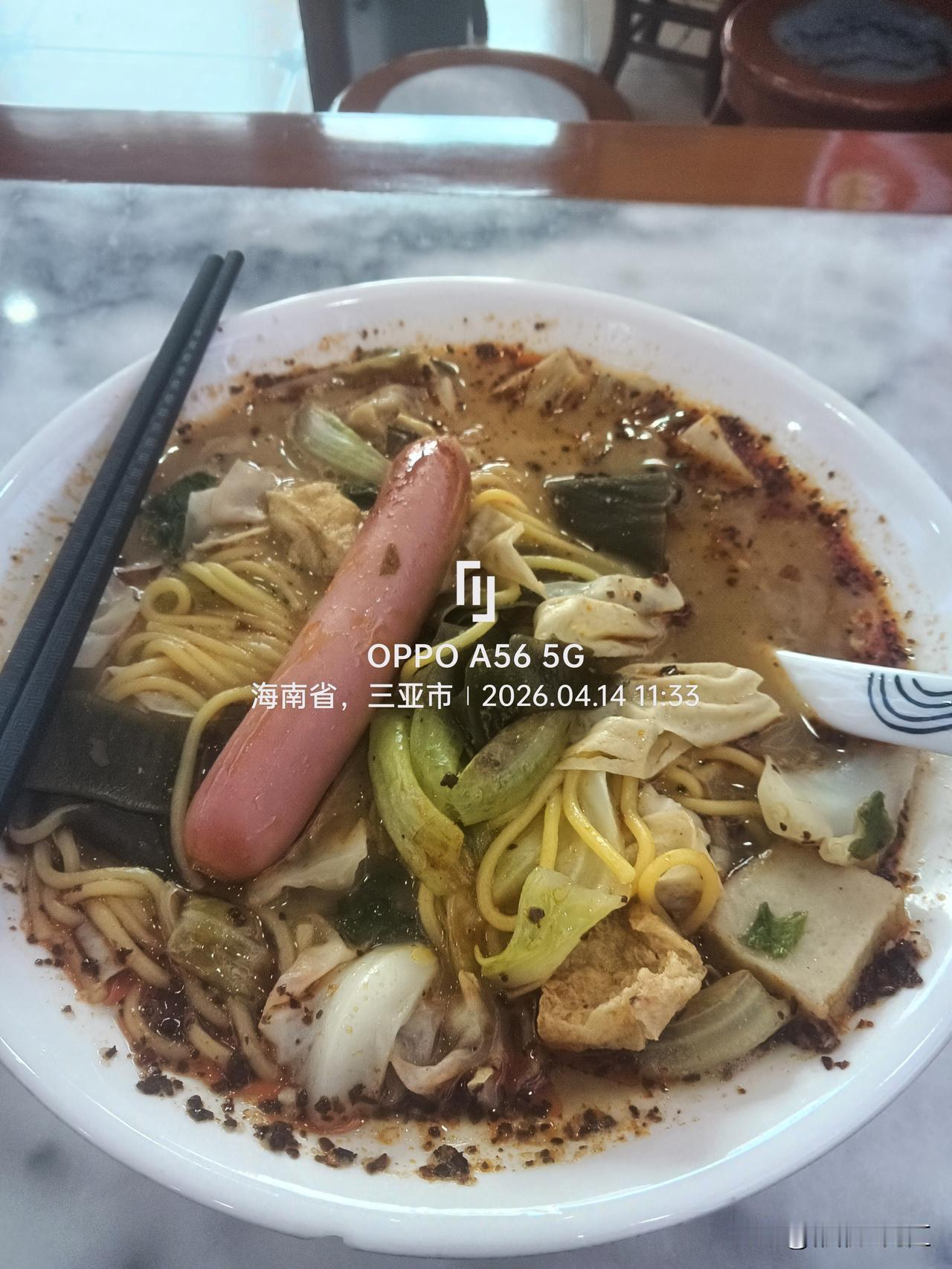 昨天去一家店尝了份东北麻辣烫，属实被东北人的豪横惊到了。满满一大碗，配菜多得要溢