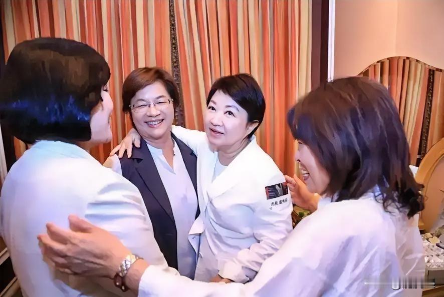 王惠美、卢秀燕密谈内容“曝光”

9月15日，台中市第63届金马联名礼盒的发表会