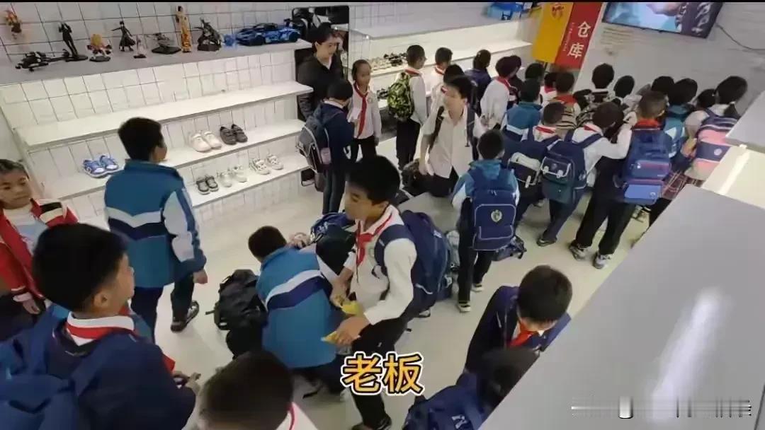 湛江溪县的肥娟小吃店火了，起因是自己开的服装店每天都有学生来等家人，店子成了托管