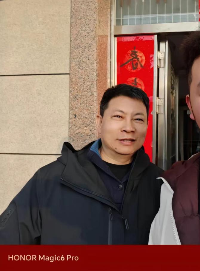 和回家过年的余承东合影，用的却是荣耀手机，余承东心想这手机看起来怎么那么熟悉。
