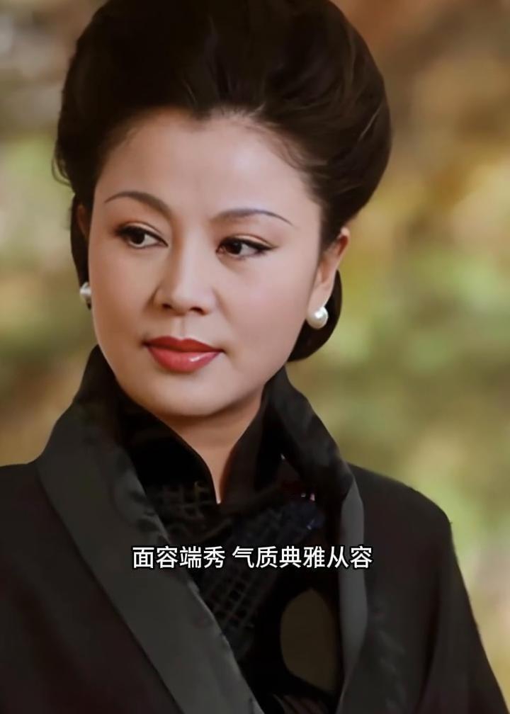 这位姑娘天生丽质，面容端秀，气质典雅从容，笑靥间暗藏风韵。凭借过硬功力，她自如穿