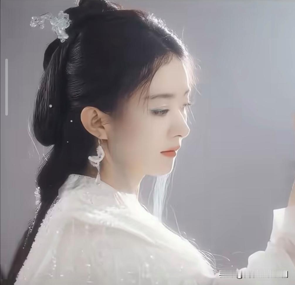 赵丽颖古装新造型：一眼梦回古风幻境

赵丽颖新古装造型曝光，瞬间惊艳众人。一袭淡