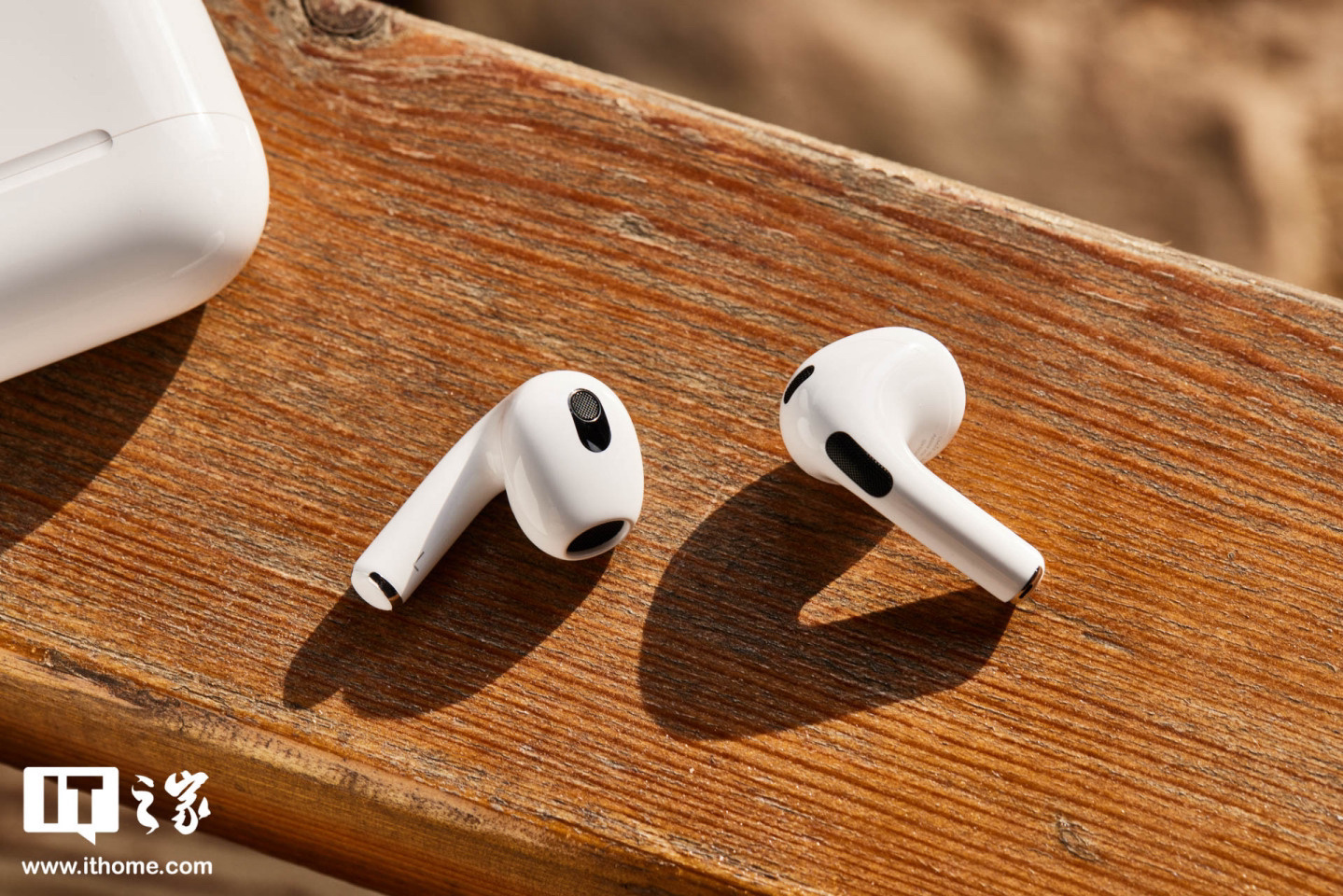 古尔曼预测苹果明年将推出 AirPods Max 2 及两款 AirPods 4