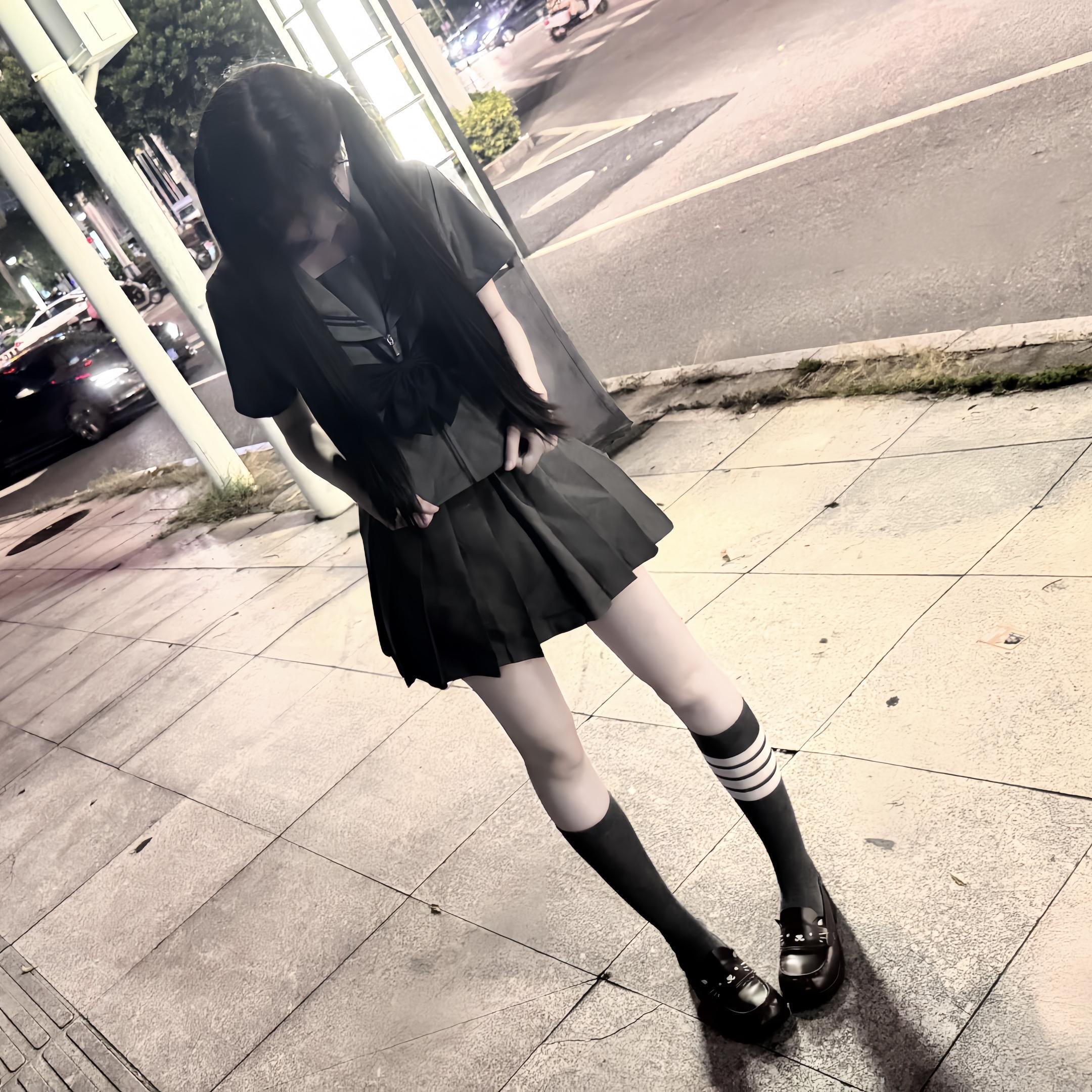 无数个需要别人的瞬间我都是一个人 我也早就不需要那些若即若离的陪伴了