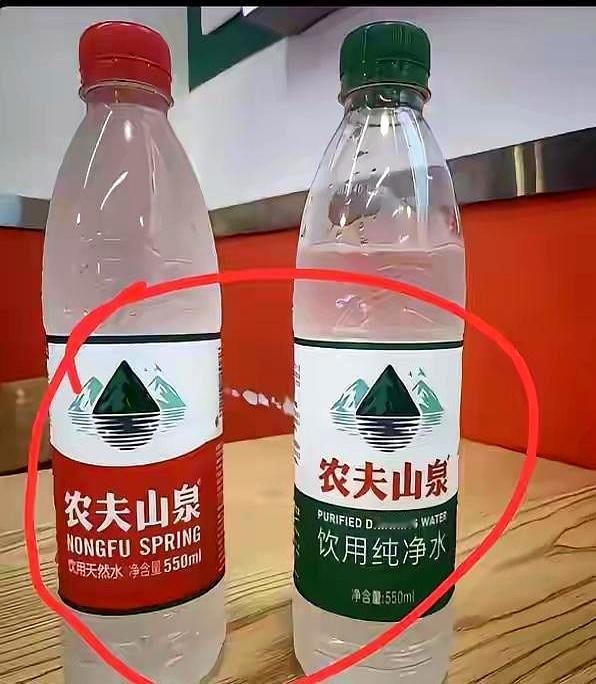 家里整箱往回搬水时，总有个小细节挺耐琢磨：绿瓶几乎被顺手拎走，红瓶却老老实实躺在