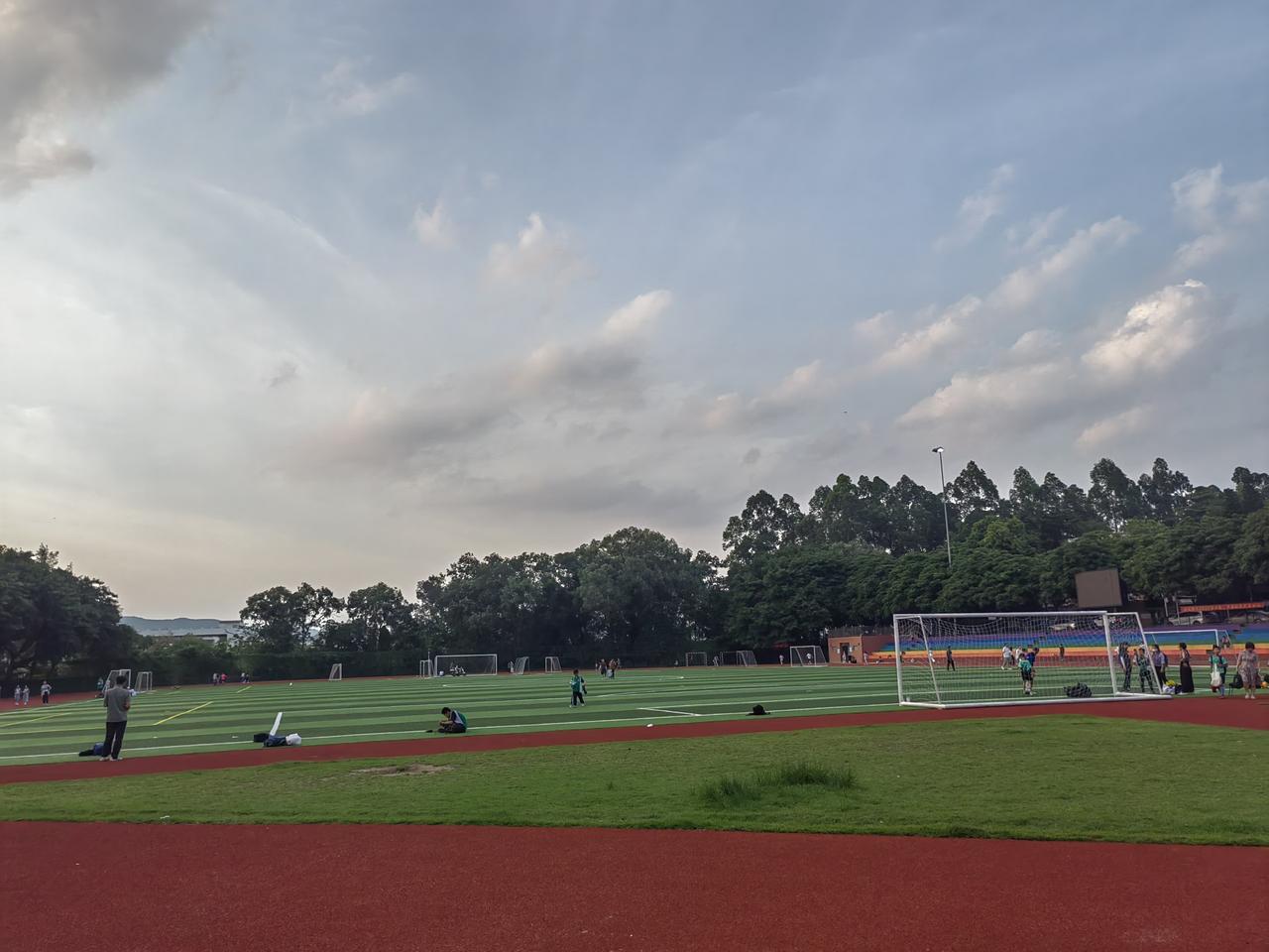 阳光洒满的足球场，青春洋溢的午后时光。🌞🏃‍♀️🏃‍♂️