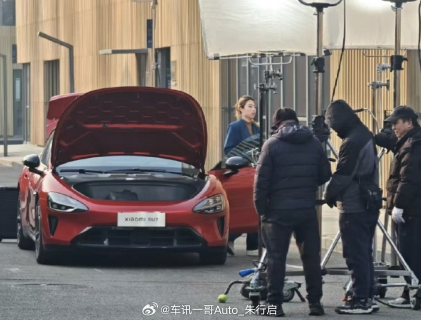 全新小米SU7的前备箱被曝光内部空间看着还是挺大的不知道里面有没有缓冲材质