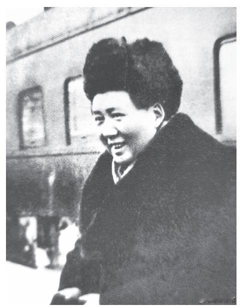 1950年2月27日，毛泽东主席访苏归来，在哈尔滨火车站留影