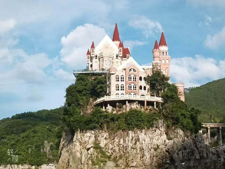❤️人生永远有两种活法。主动奔赴，你手握选择权，挑选志同道合的人和想要的生活，活