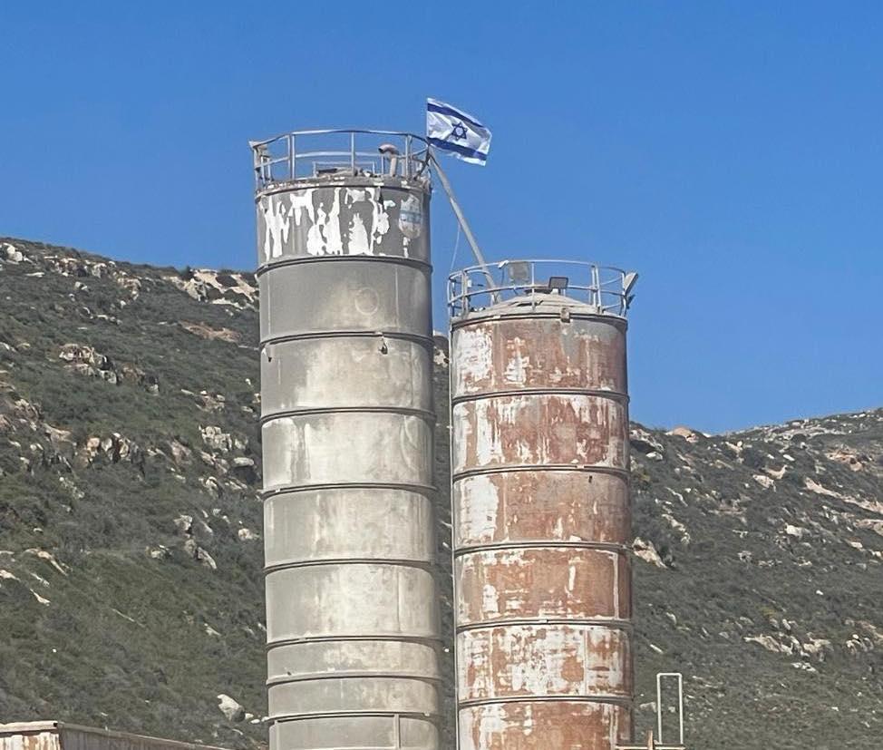 据WAFA通讯社报道和现场照片显示，以色列定居者闯入位于西岸泰贝村（Taybeh