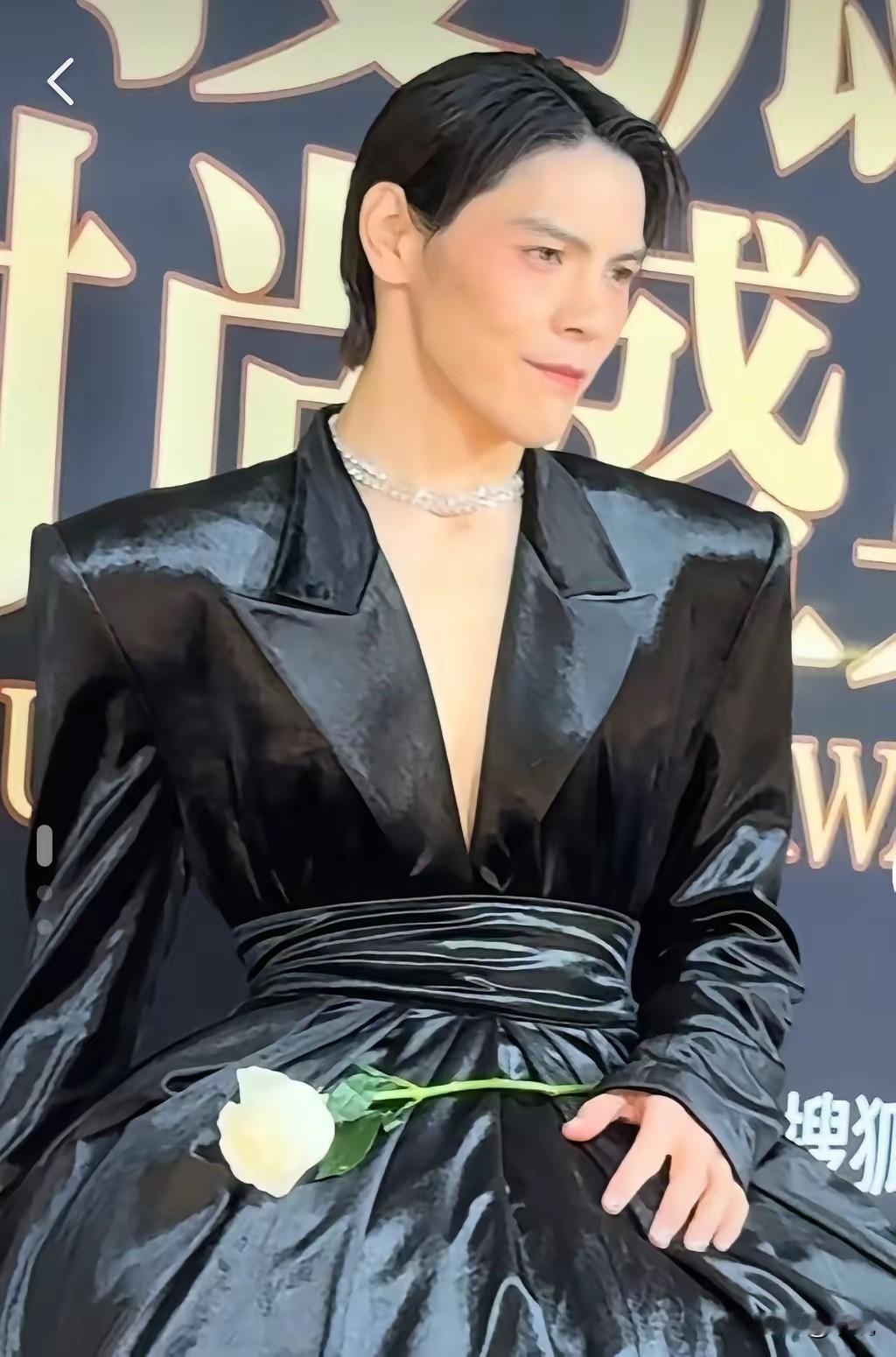 他家要是没钱，估计都娶不上老婆的，谁能接受老公一直这样打扮