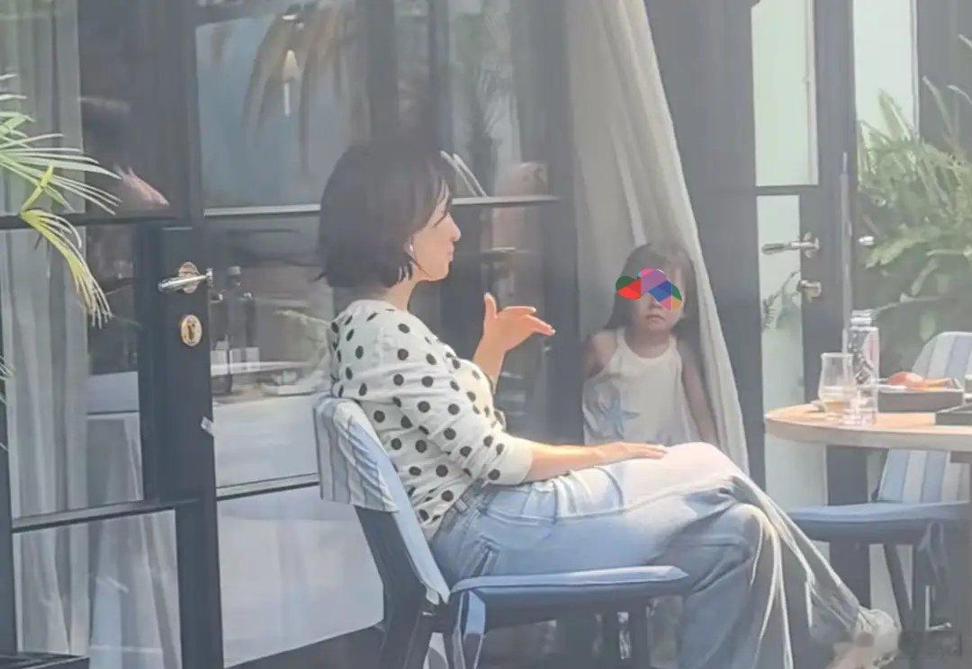 韩庚卢靖姗女儿都这么大了韩庚卢靖姗3岁女儿正脸照圆圆的脸，一看就像爸爸韩庚哈哈哈