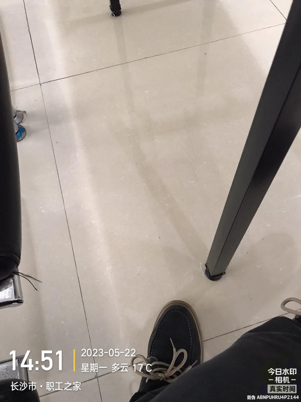 律师执业笔记：今天在等开庭的间隙，碰到一对因工伤而来劳动仲裁的夫妻。看他们不是很