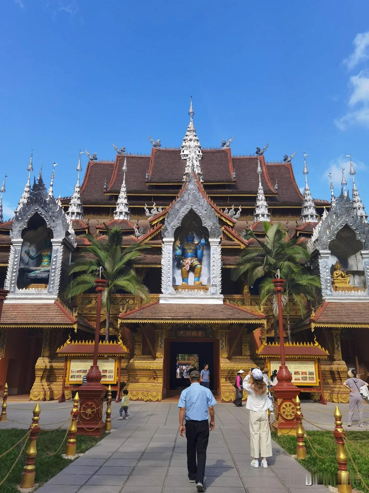 西双版纳总佛寺，是版纳级别最高、影响力最大、建筑最为精美的佛寺，代表了西双版纳佛