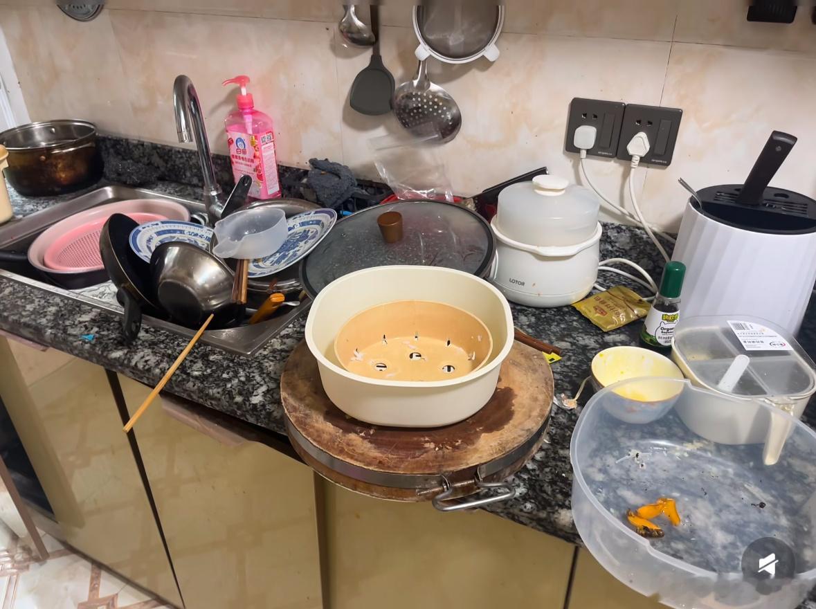 在家吃饭能懒到什么程度这堆碗今天已经是第三天了，我不洗，至今也没有人会去洗，当你