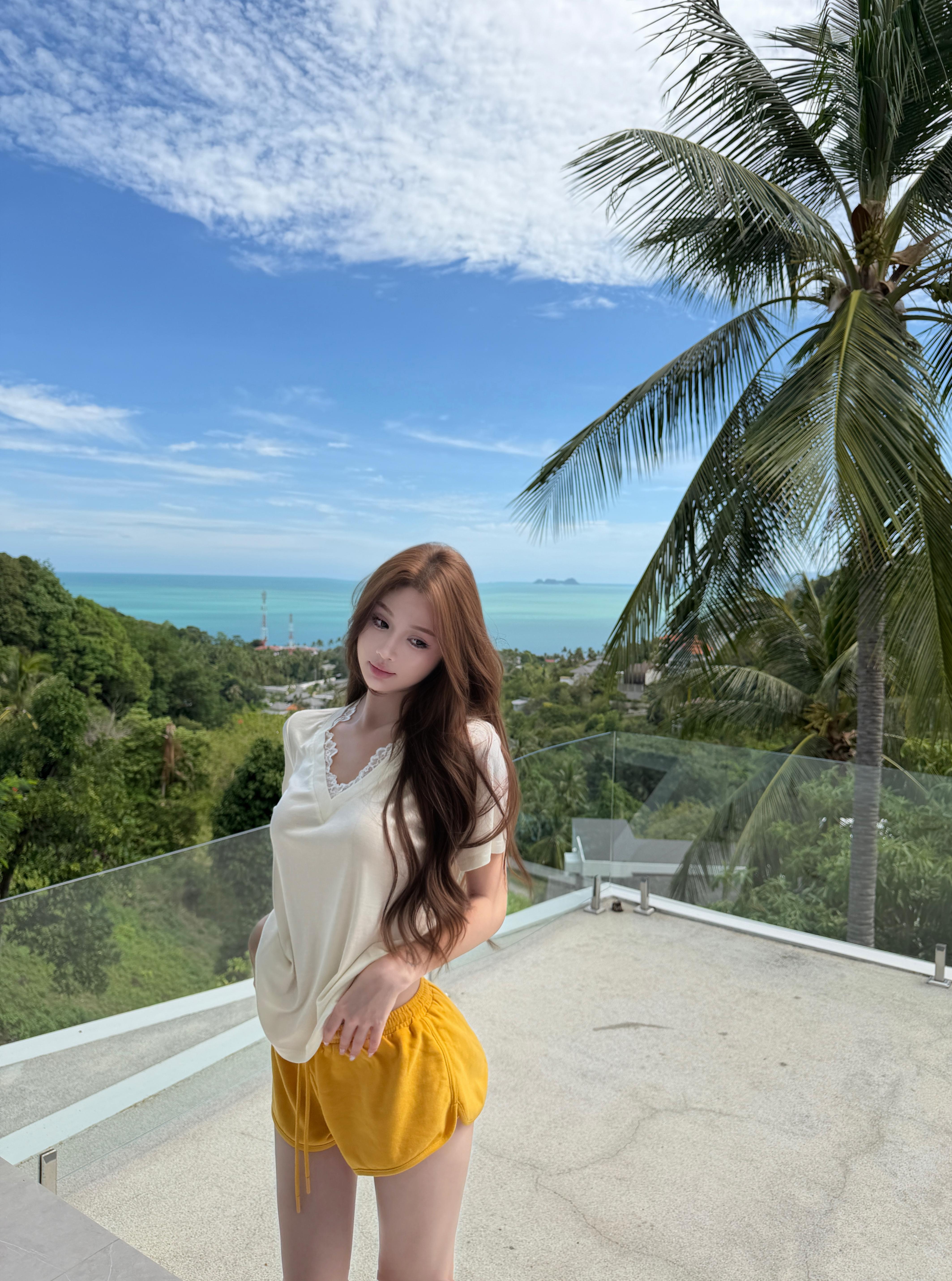 在入夏的六月光影里。