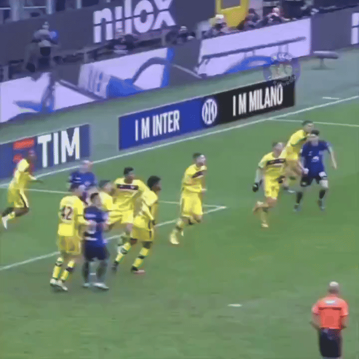 马洛塔：“巴斯托尼确实犯错了，但谁又没犯过错呢？”巴斯托尼：嘿嘿，谁再说我 我就