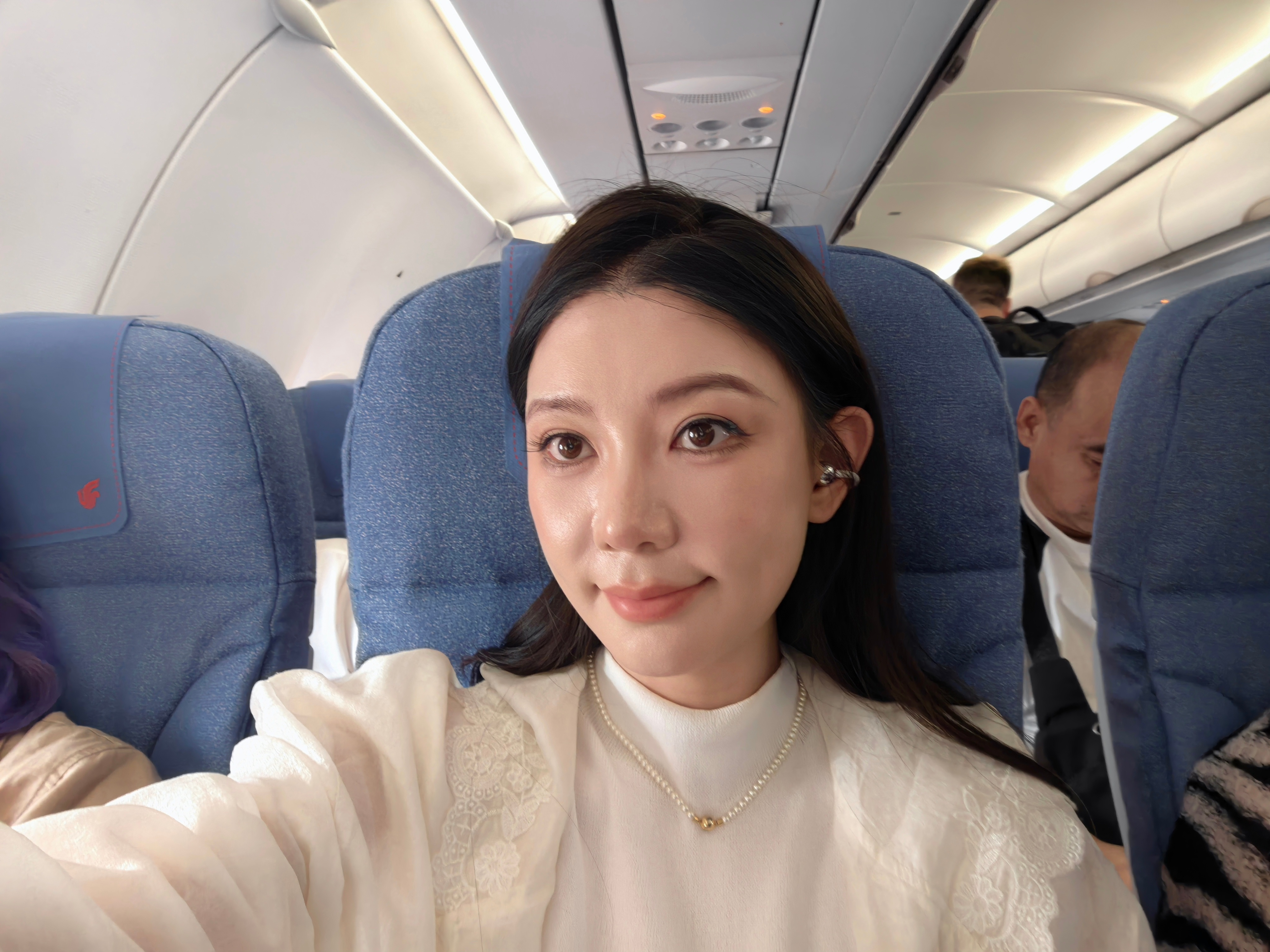又飞成都啦刚到机场就已经登机了华为耳夹耳机真的越用越喜欢颜值高，带着好看音质好，