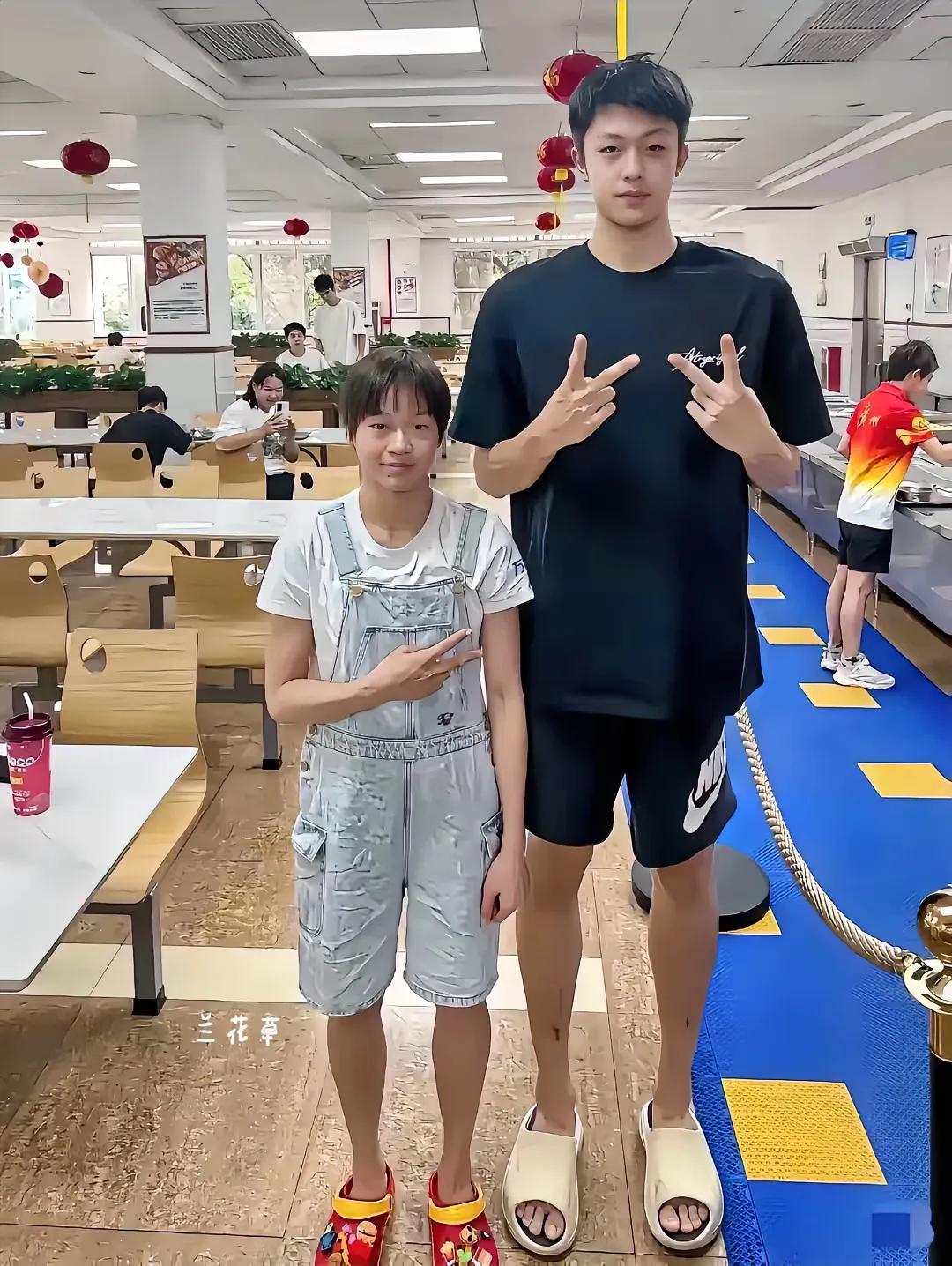 同龄者的身高差。
全红婵和一个同龄男生合影，这男生身高足有两米吧？小全站在他身边