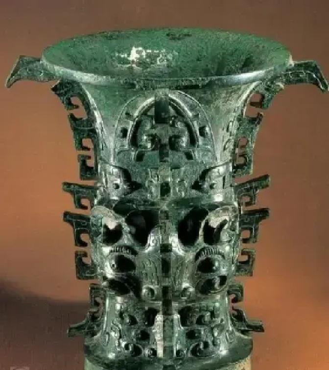 1975年，一顶铜樽正要被送往日本展览，装箱前，专家马承源出于热爱，伸手在内部摸