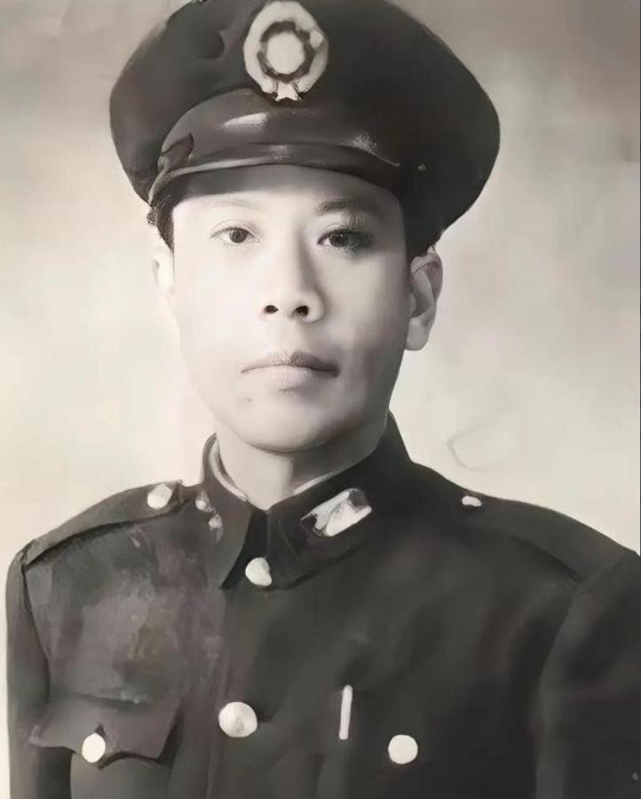 碾庄之战的尾期，黄百韬对机要参谋说，给你最后一个连，你突围出去告诉杜长官和刘总，