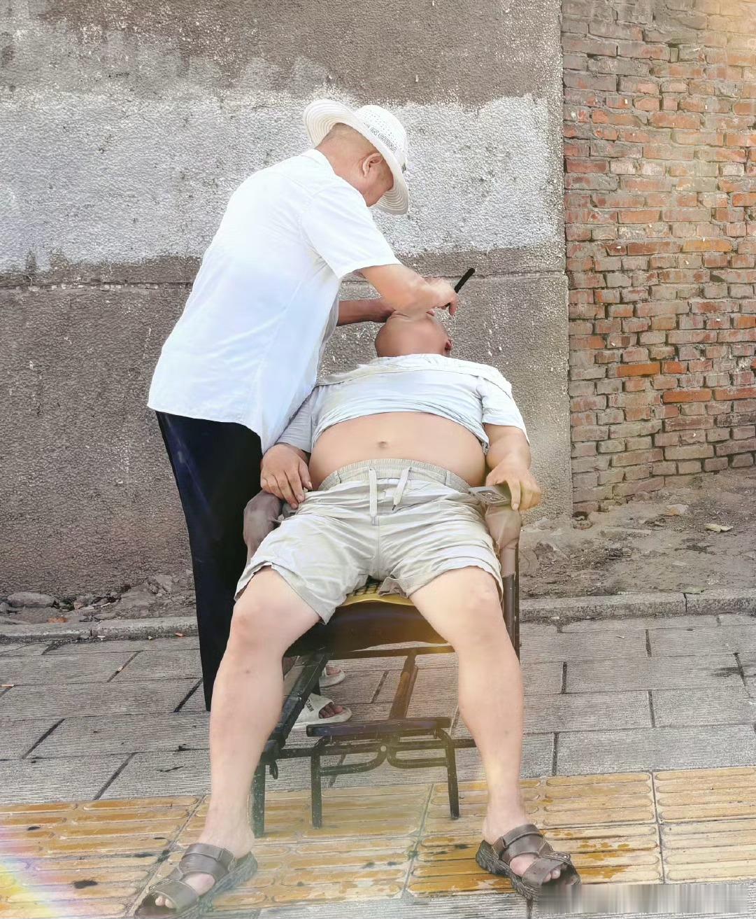 小区门口的理发店换老板了，还是那几个懒得挑剔的老顾客。老板虽然年轻，但很佛系了，