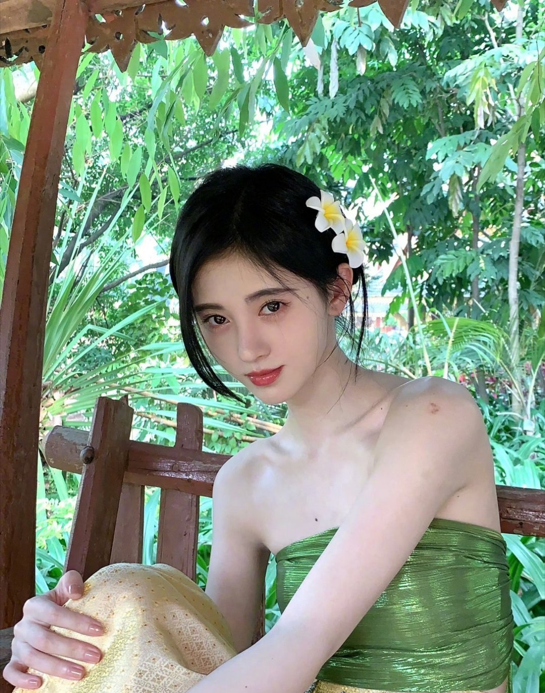 鞠婧祎万花世界傣族造型路透小鞠今天《万花世界》傣族造型路透！是谁想起了21年的傣