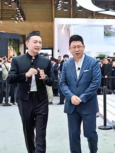 伤害性不大，侮辱性极强！万万没想到一向自负的小尼居然被小艺拿捚了。

小尼问小艺
