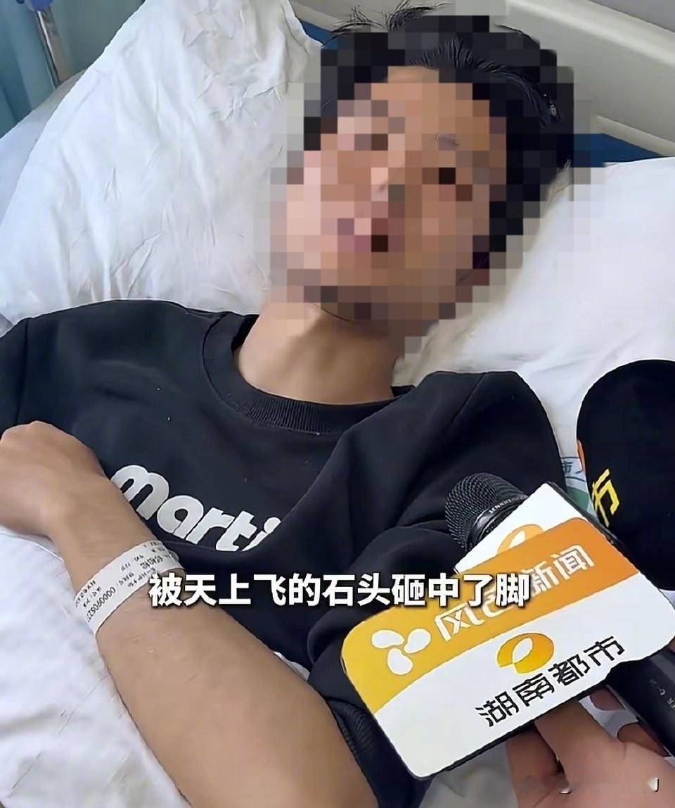 谁也没有想到突发的意外，竟然有人能全然脱身？
当时的现场，能够自保已经很不容易。