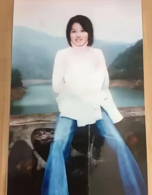 2004年，福建一名女大学生在校园内失踪，她的富豪父亲为了找到女儿，不惜关掉生意