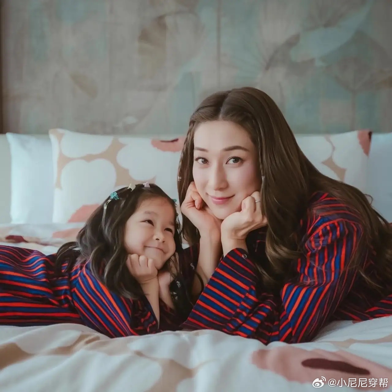 钟嘉欣晒出和小女儿合影，她的宝宝都很好看，都像她，她的长相就很甜美，很讨喜，三个