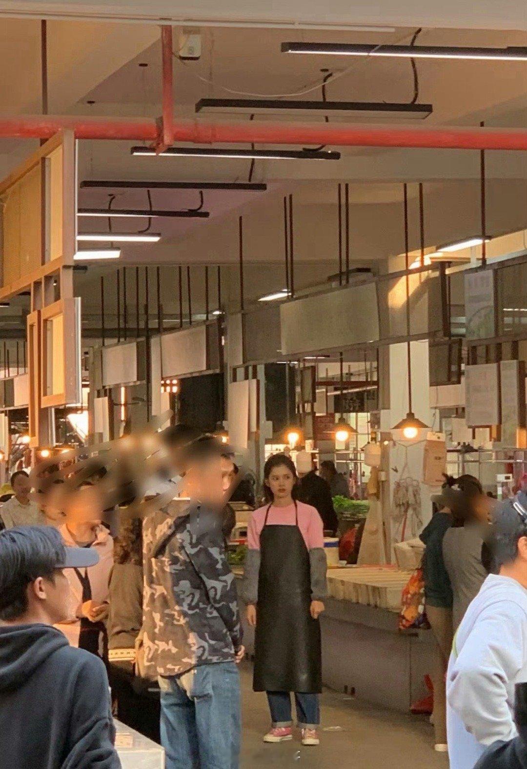 张婧仪菜市场穿围裙路透就是说张婧仪在《致我那菜市场的白月光》新路透来了，没想到美