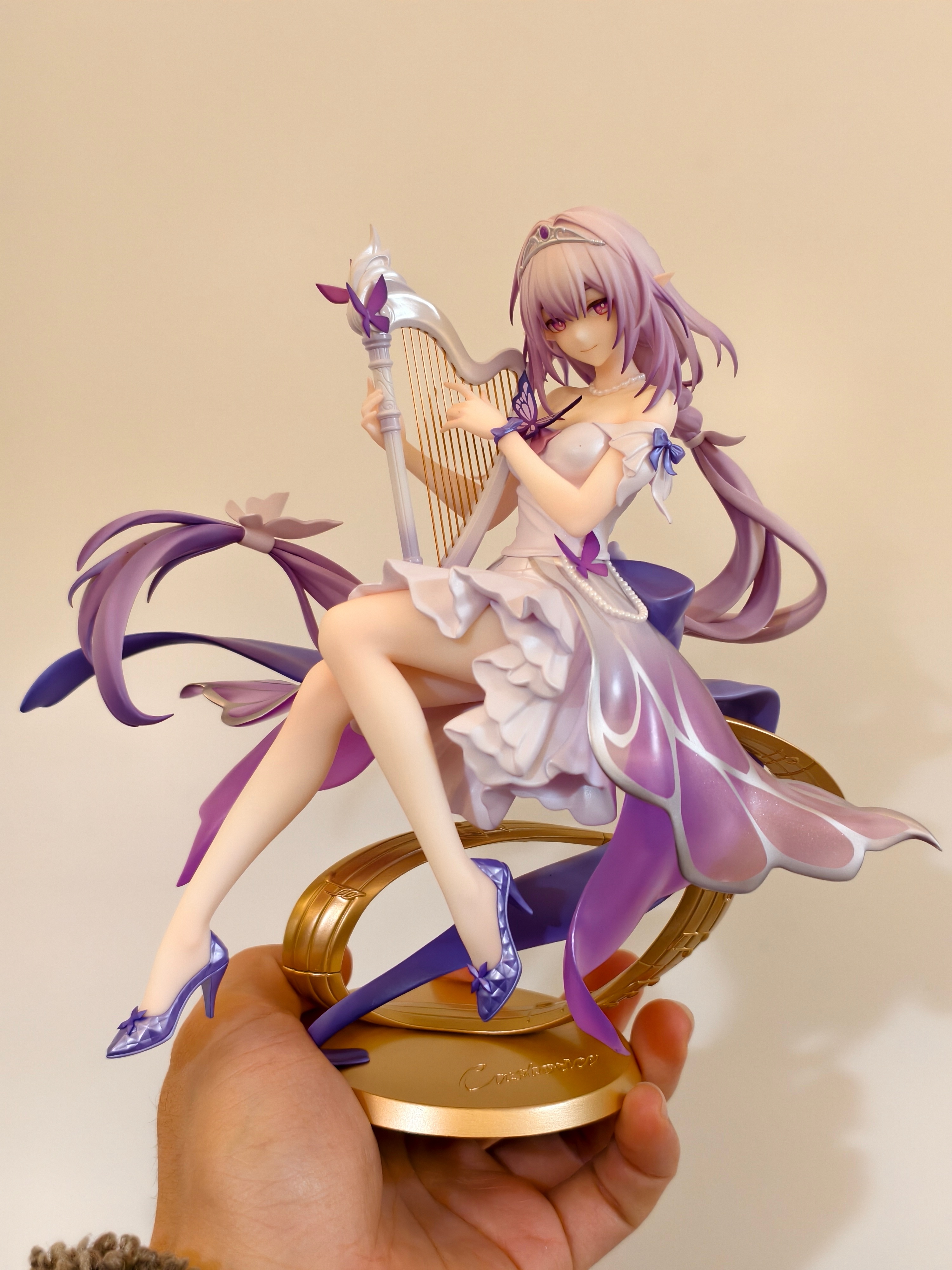 好累啊，到货3天了没时间拆  哇，遐蝶有金属底座，卡芙卡都没这个待遇 