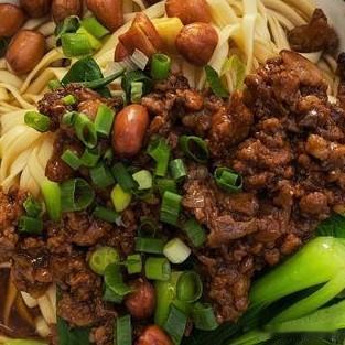 我也想吃炸酱面了！饭店里的炸酱面怎么那么好吃呢？我好羡慕！

后来，师傅做时候，