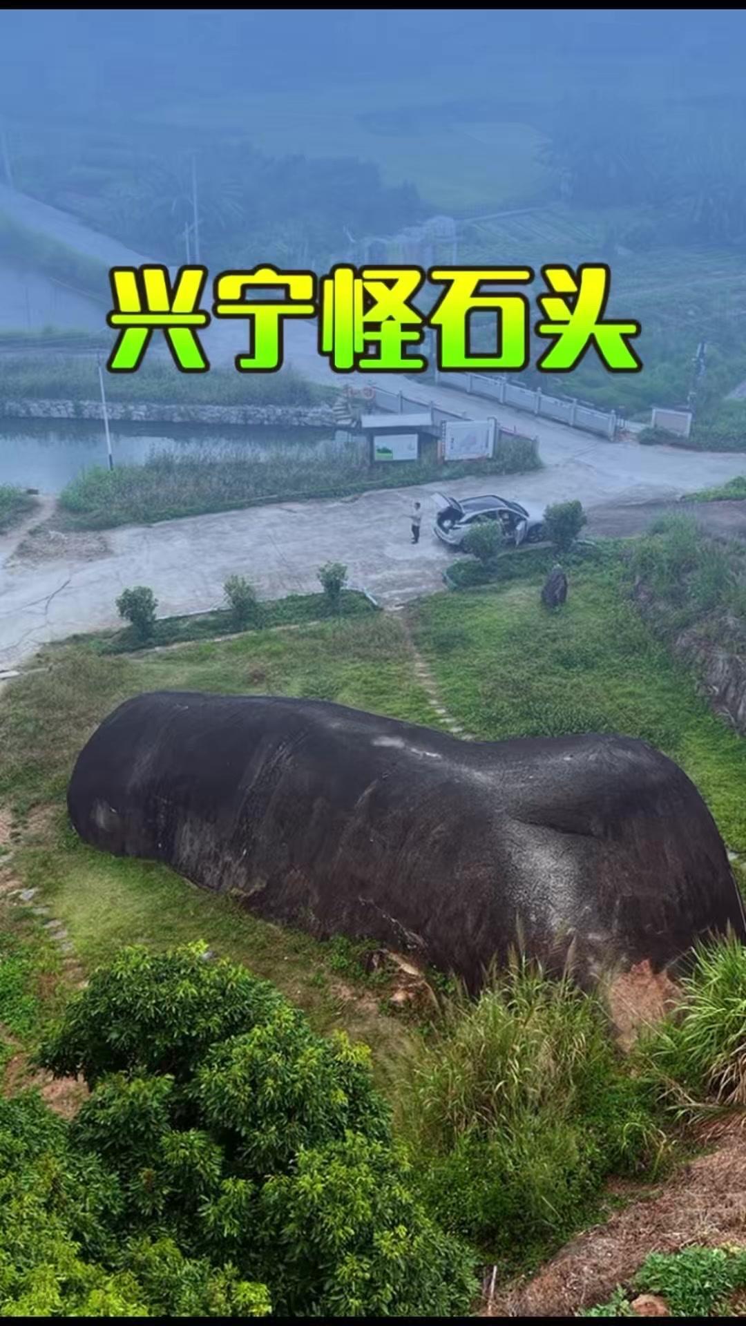 传说一声惊雷过后，有匹天马坠地化成了这块巨石，石马镇的名字也由此而来。
这块巨石