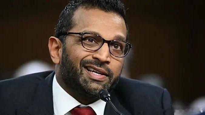 【美国政府停摆40天，FBI局长访华，事先没有任何风声，他来做什么】美国政府已经