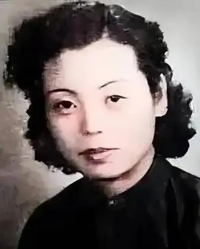 1970年，陈独秀58岁的女儿陈子美身绑5个空油桶，带着小儿子偷渡香港，9个小时