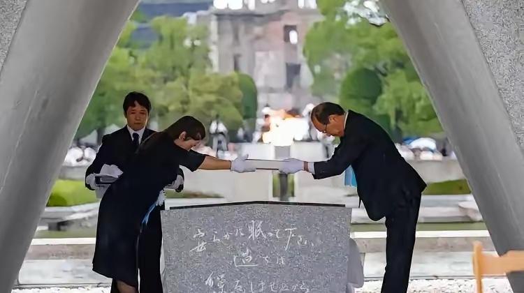 日本国内高调纪念广岛原子弹大爆炸和东京大轰炸，将其称为20世纪最反人类的行为。这