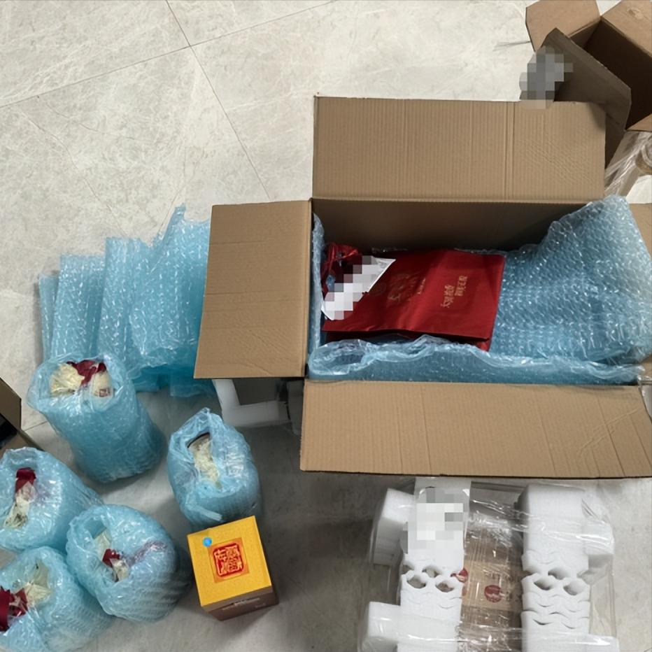 新骗局又来了！

浙江杭州，王女士最近参加了一场视频面试。

面试人员穿西装打领